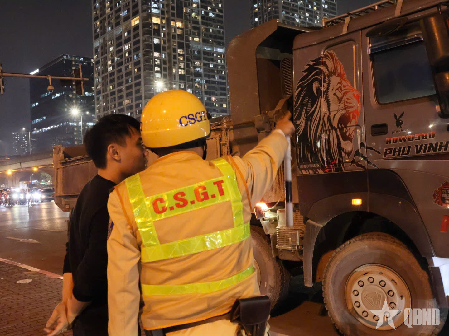 Bấm còi tùy tiện đi ngược quy tắc giao thông văn minh