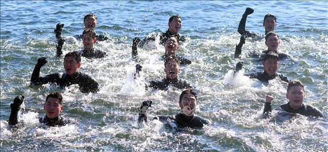 Hải quân Hàn Quốc huấn luyện cứu hộ dưới nước trong điều kiện giá rét 