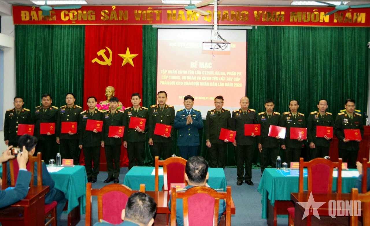 Học viện Phòng không - Không quân bế mạc các lớp tập huấn cán bộ Quân đội nhân dân Lào

​