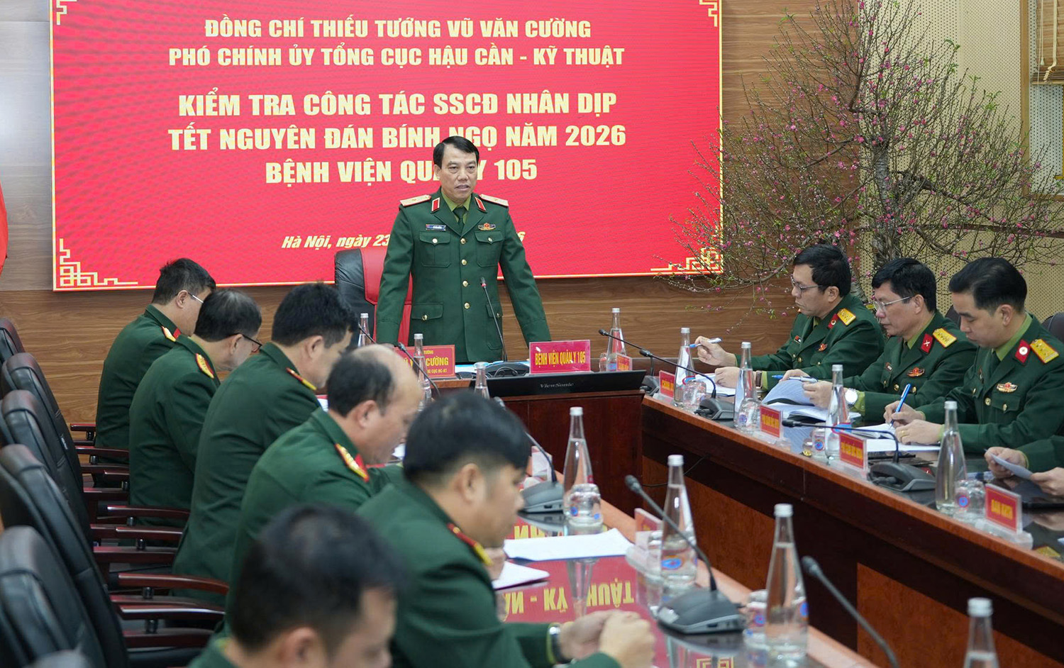 Bệnh nhân đang điều trị tại Bệnh viện Quân y 105 được tặng nhiều phần quà