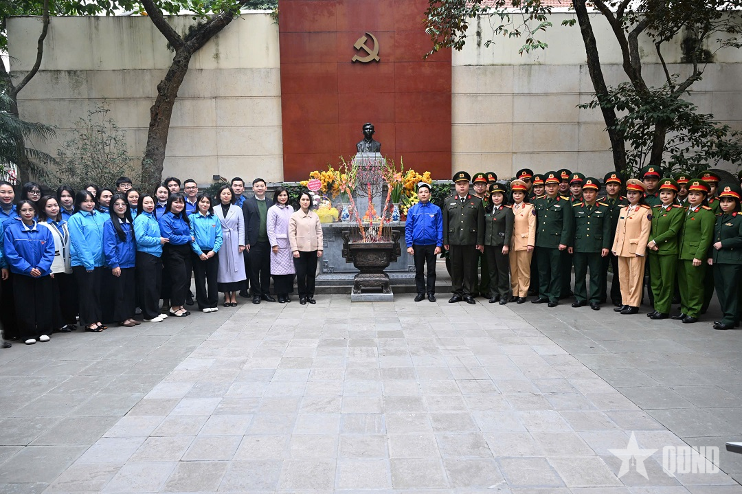 Tuổi trẻ phường Hoàn Kiếm và Báo Quân đội nhân dân dâng hương, tưởng niệm Tổng Bí thư Trần Phú
