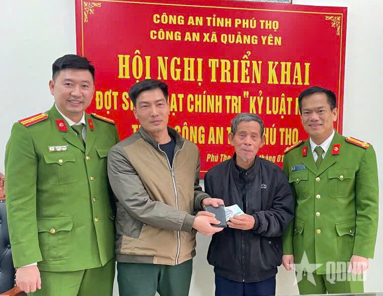 Hành động đẹp của chiến sĩ lái xe tăng