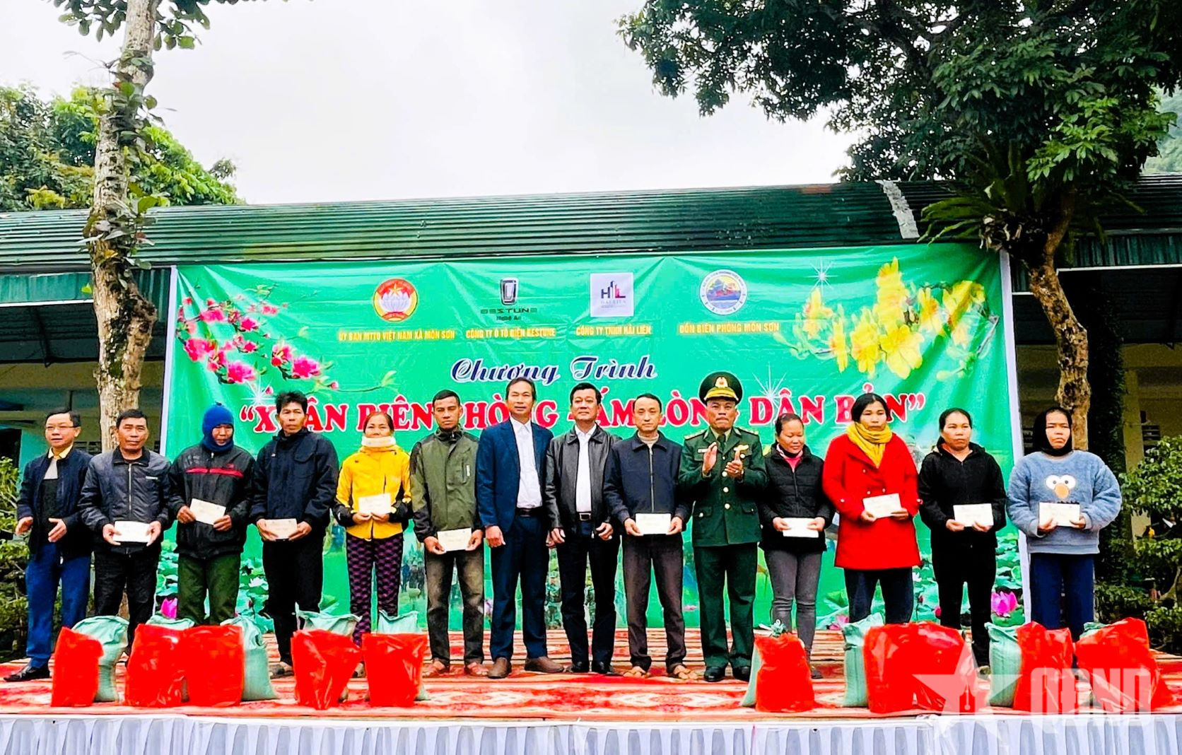 Xuân gắn kết quân dân tại xã biên giới Môn Sơn