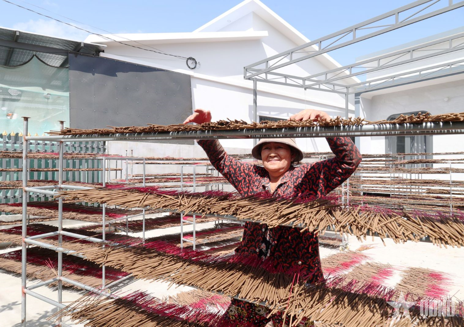 Giữ gìn sắc thắm nhang quê

