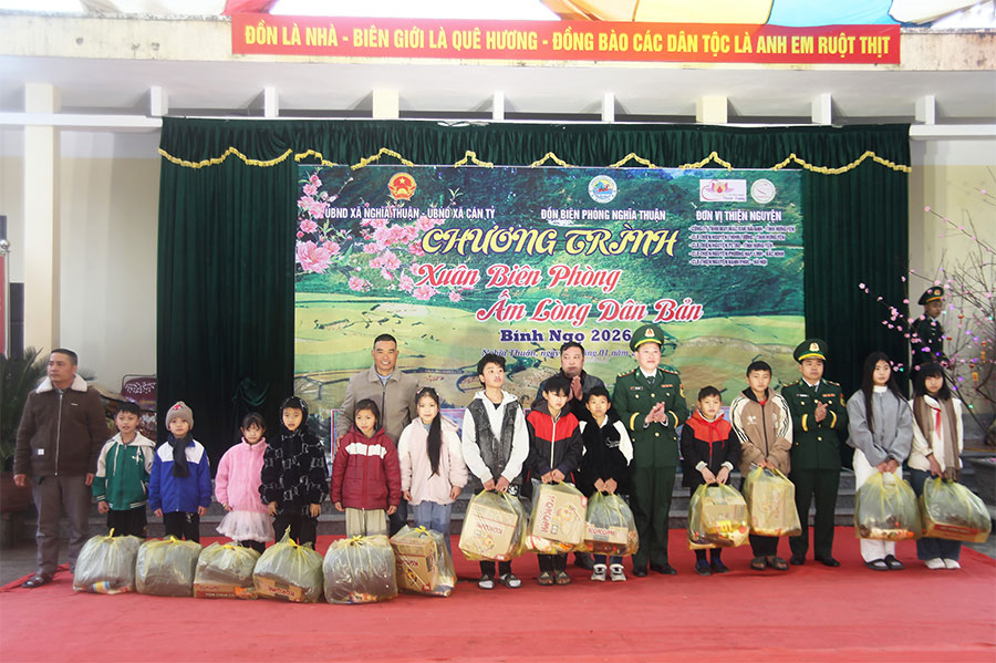 280 suất quà Tết tặng đồng bào hai xã Nghĩa Thuận, Cán Tỷ