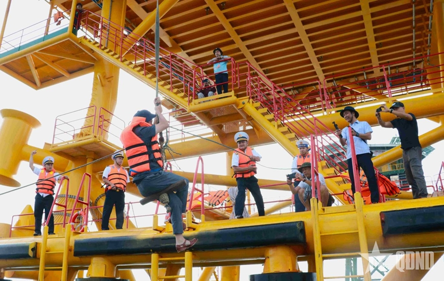 Bộ tư lệnh Vùng 2 Hải quân: Thăm, chúc Tết cán bộ, chiến sĩ nhà giàn