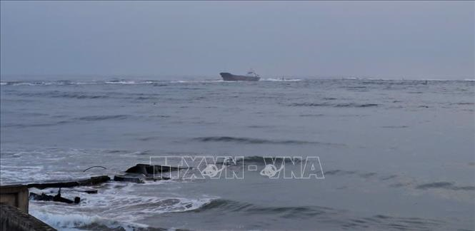 11 thuyền viên tàu hàng mắc cạn ở Cửa Việt vào bờ an toàn