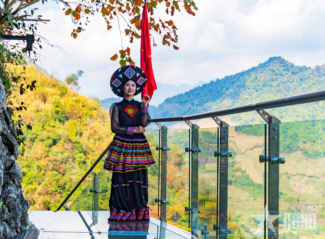 Đông đảo du khách đến Mộc Châu dịp cận Tết