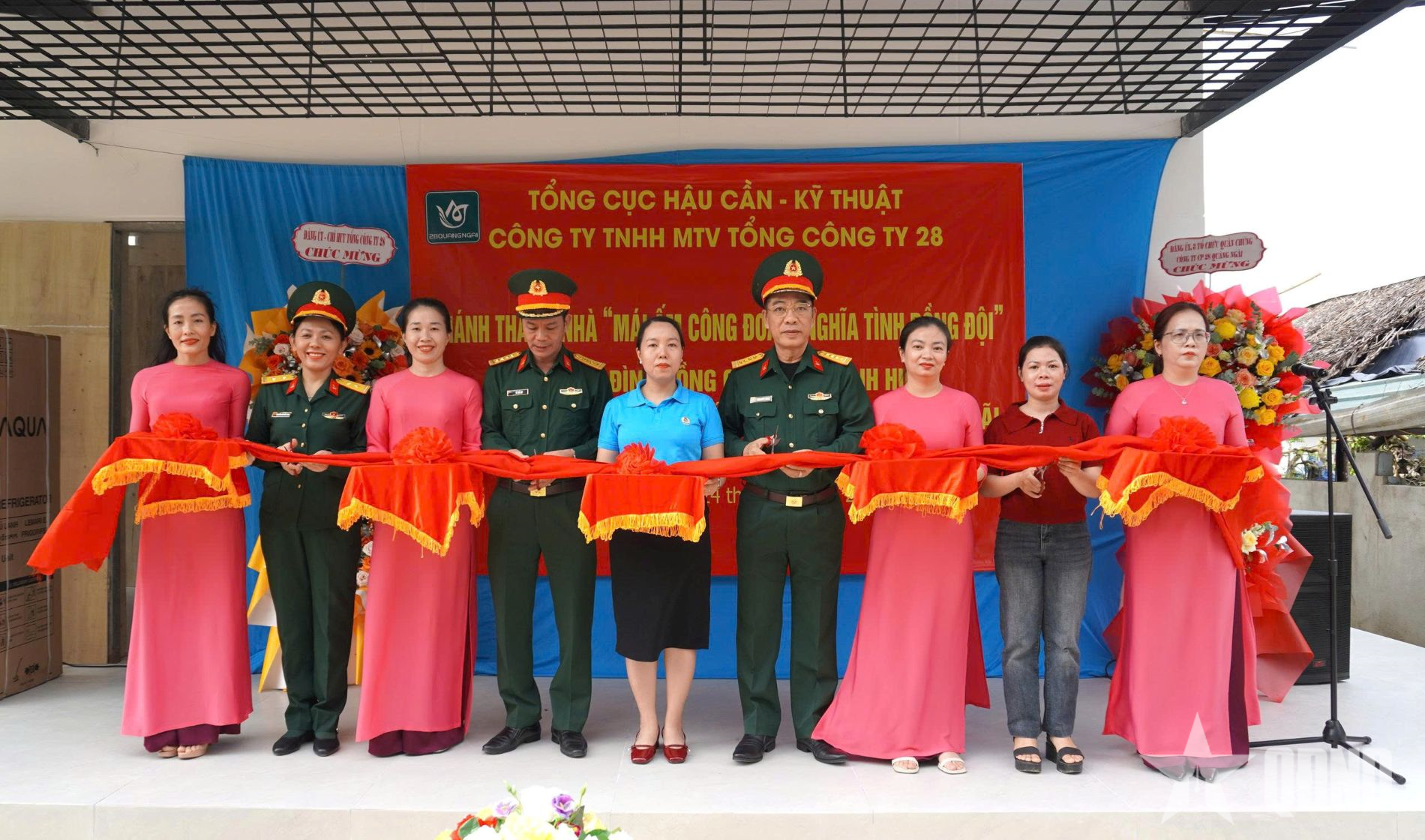 Bàn giao nhà Mái ấm công đoàn cho nữ đoàn viên có chồng bị tai biến nặng