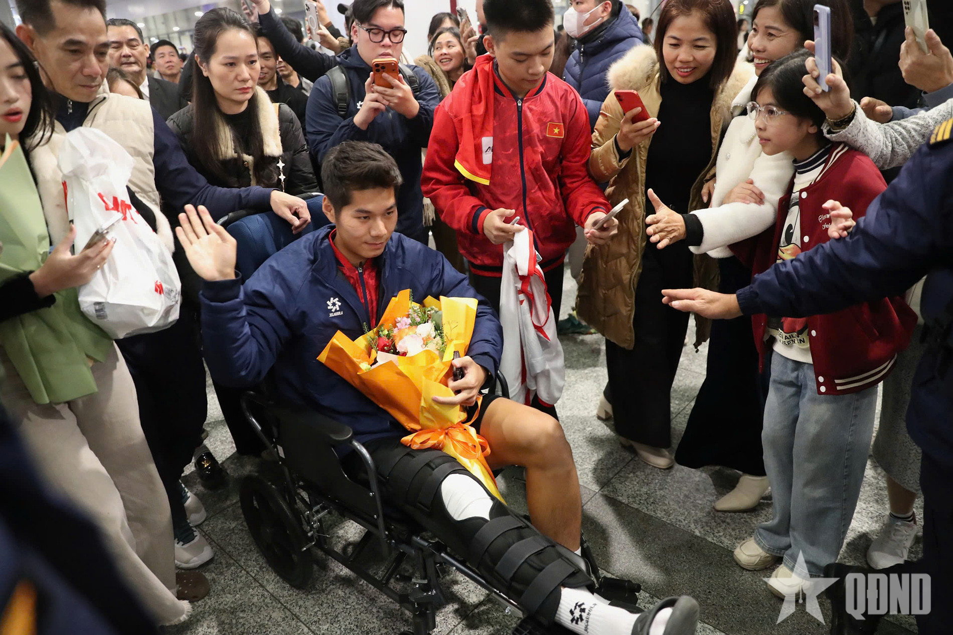 Hiểu Minh ngồi xe lăn, tức tốc được đưa đến bệnh viện

