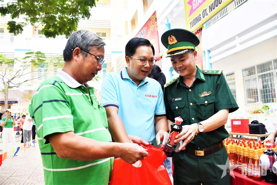 Phiên chợ yêu thương - lan tỏa nghĩa tình quân dân tại phường Rạch Dừa