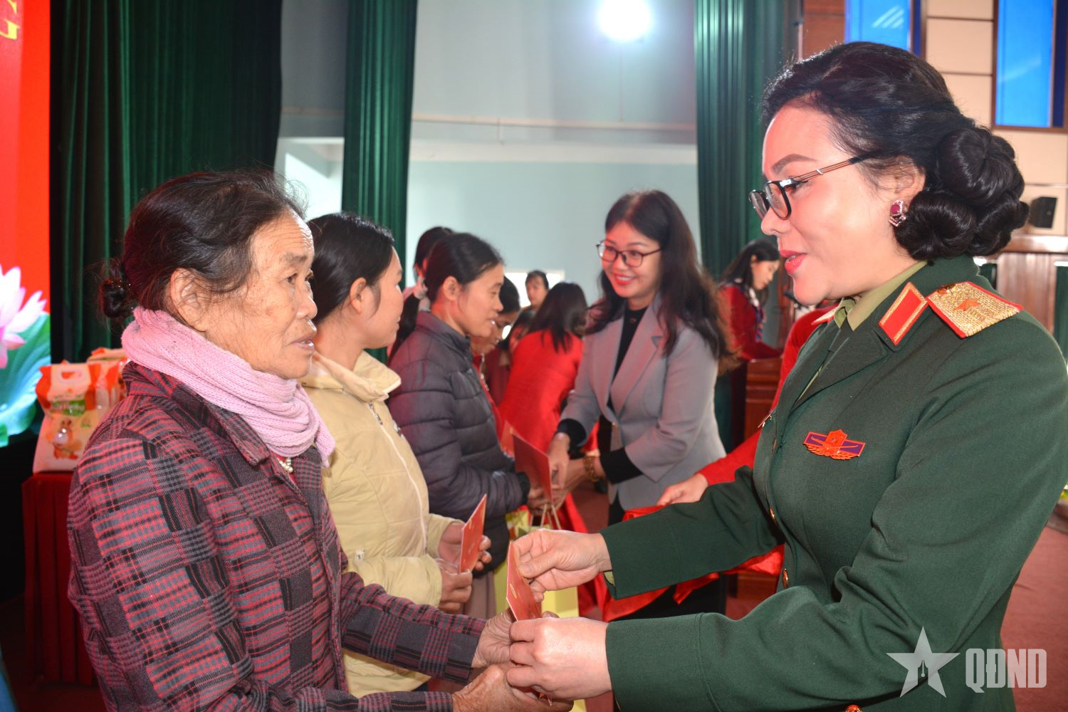 Tổng cục Công nghiệp Quốc phòng và Báo Quân đội nhân dân trao quà Tết tại Nghệ An