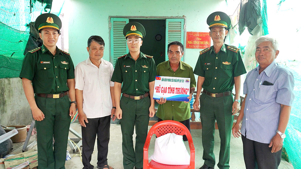 Gắn kết tình quân - dân