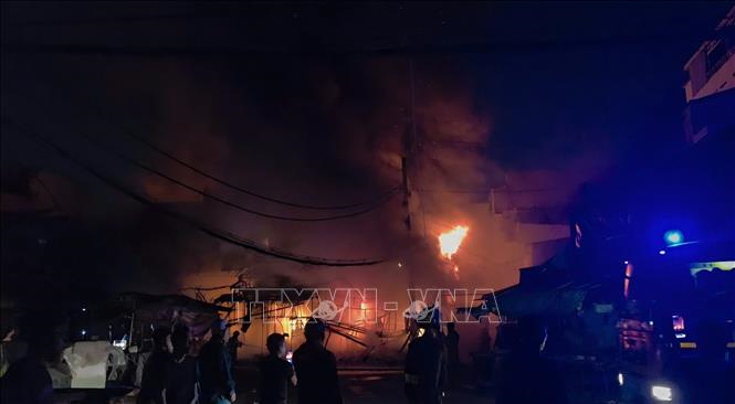 Cháy nhiều căn nhà ở phường Bình Đông, TP Hồ Chí Minh