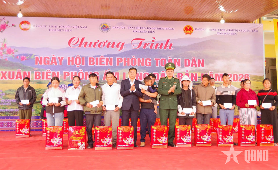 Điện Biên: Trao quà Tết tặng gia đình chính sách, hộ khó khăn trên địa bàn biên giới