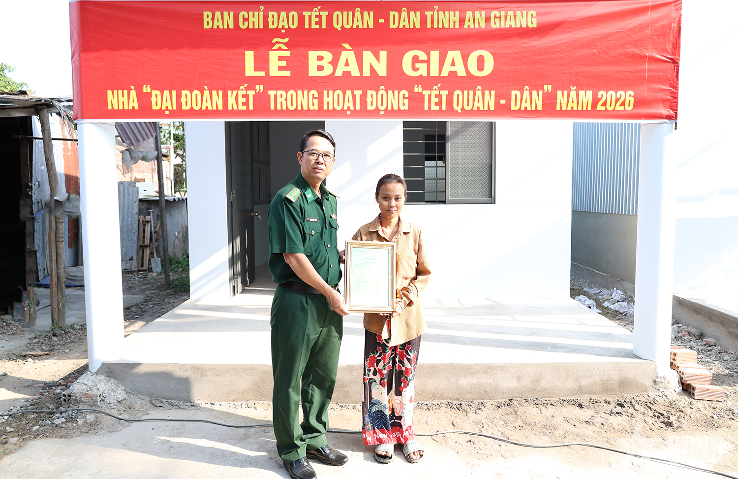 An Giang: Bàn giao nhà “Đại đoàn kết” tặng các hộ dân có hoàn cảnh khó khăn