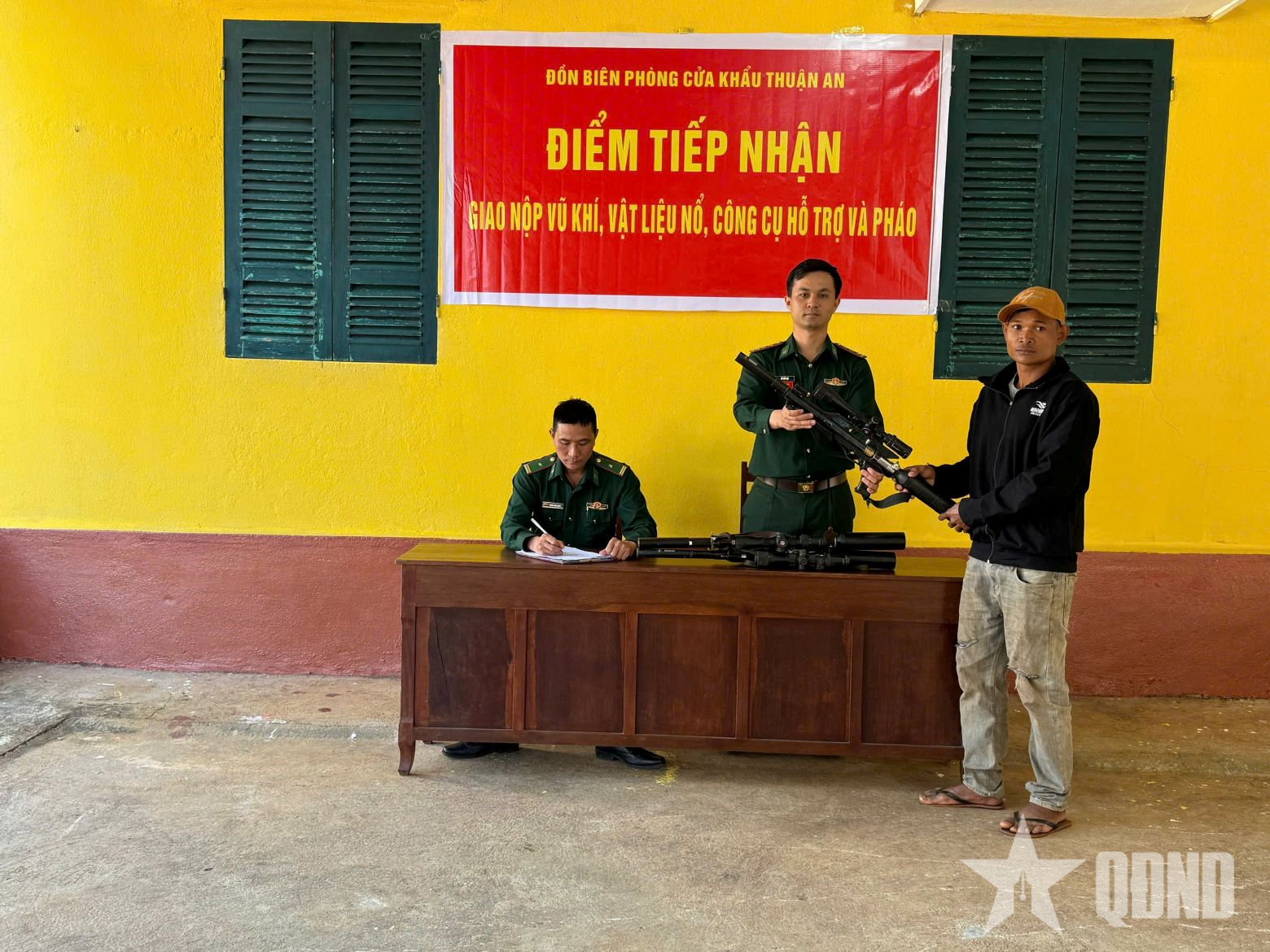 Đồn Biên phòng cửa khẩu Thuận An tiếp nhận 3 khẩu súng hơi