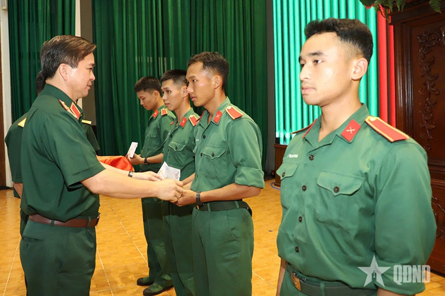 Trường Sĩ quan Lục quân 2 gặp mặt, tặng quà quân nhân có hoàn cảnh khó khăn