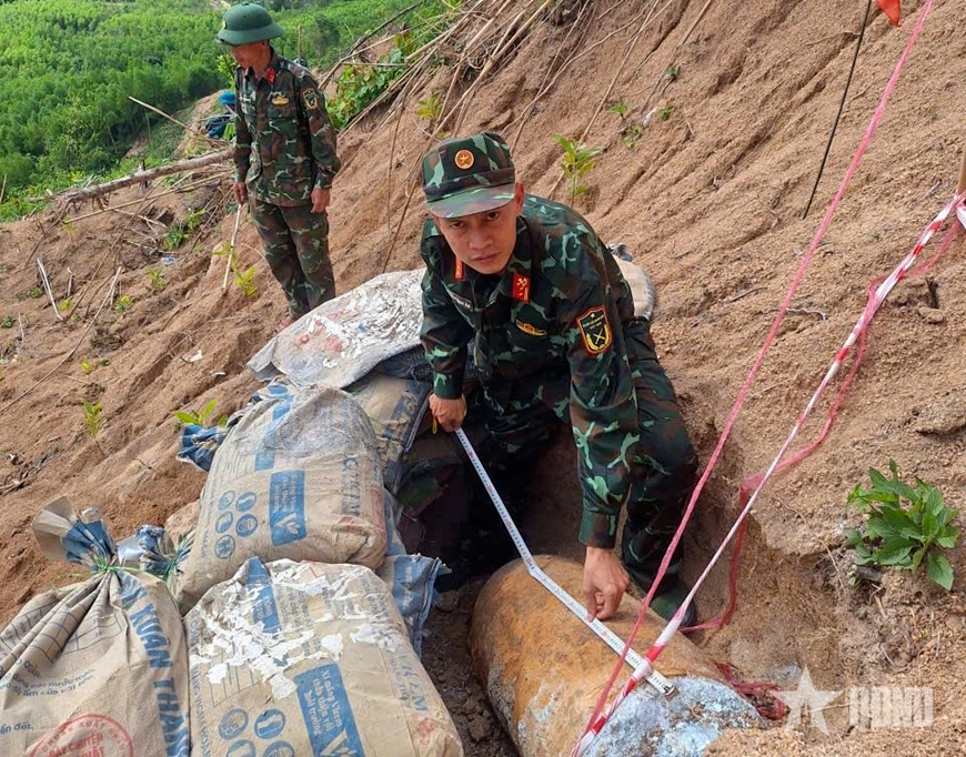 Đắk Lắk: Hủy nổ 2 quả bom sức ông phá lớn