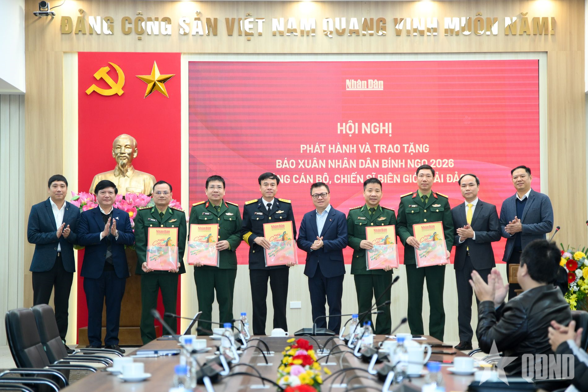 Báo Nhân Dân tặng 40.000 số báo Xuân tới bộ đội biên giới, hải đảo, nhà giàn