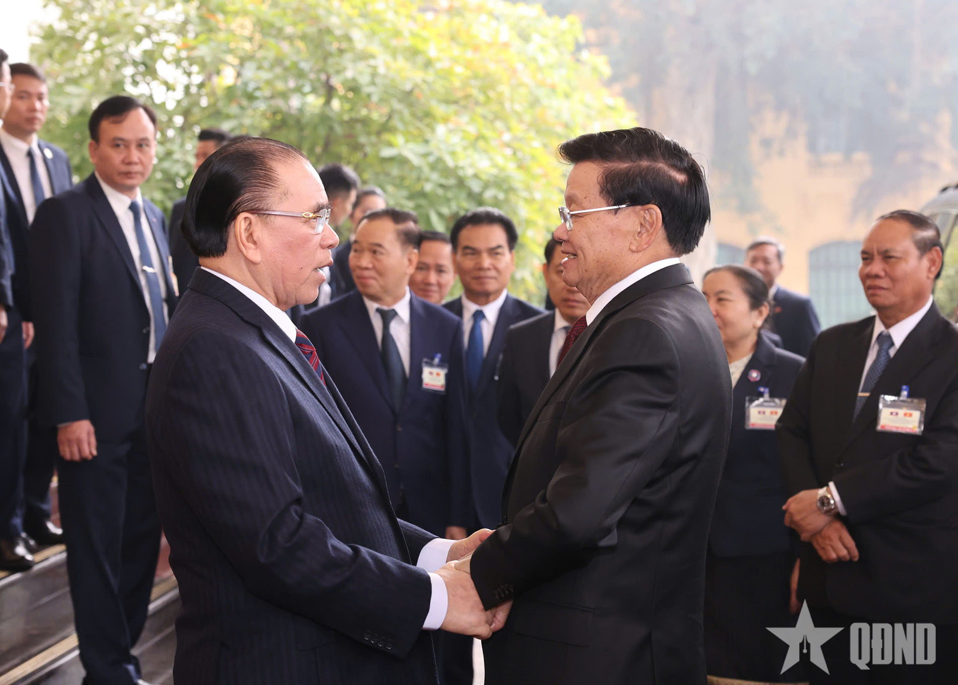 Tổng Bí thư, Chủ tịch nước Lào thăm nguyên Tổng Bí thư Nông Đức Mạnh