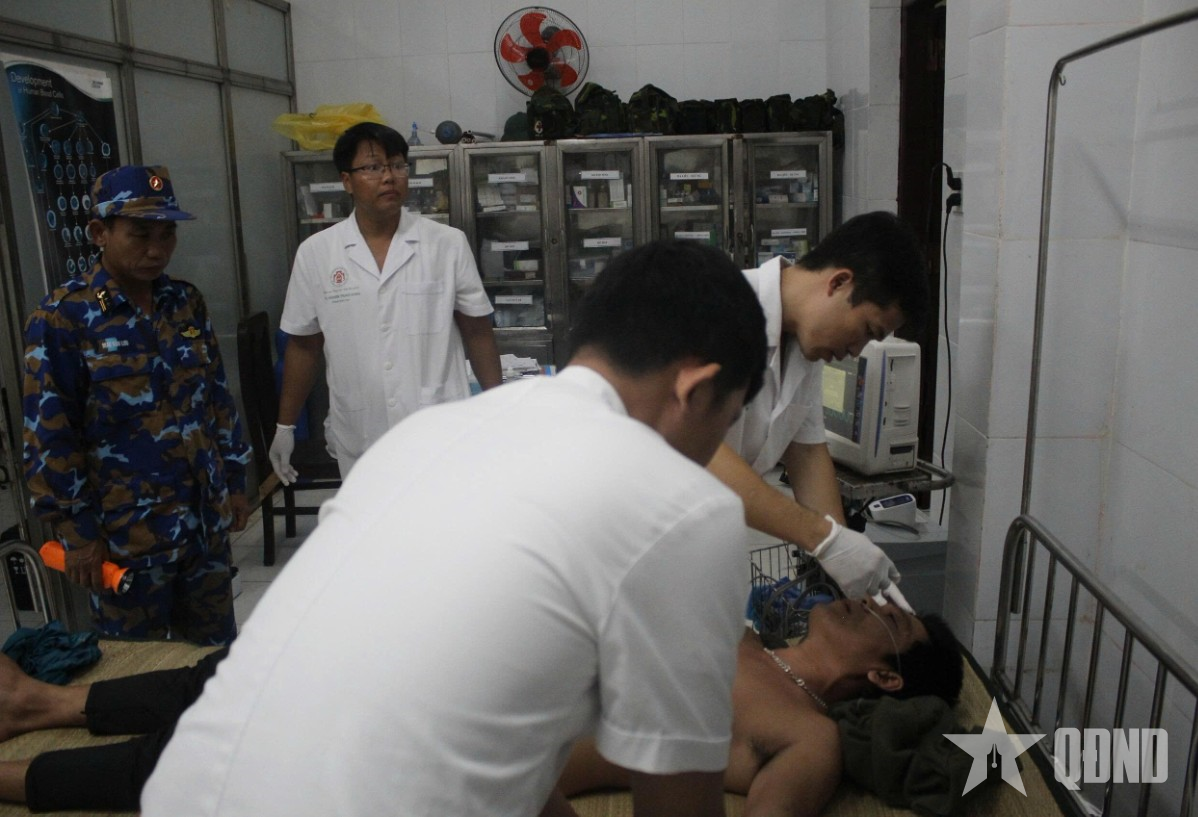 Bệnh xá đảo Song Tử Tây cấp cứu ngư dân tiên lượng nặng