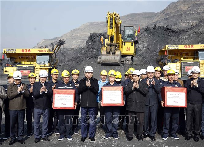 Tổng Bí thư Tô Lâm gặp mặt, chúc Tết công nhân ngành Than tại Quảng Ninh