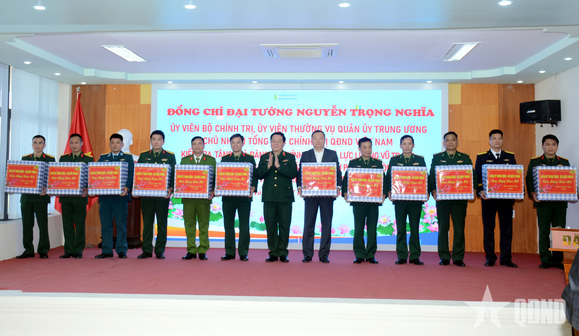 Đại tướng Nguyễn Trọng Nghĩa kiểm tra, tặng quà tại đặc khu Cát Hải và Binh đoàn 19