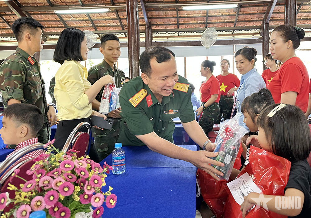 Thắm tình quân dân “Xuân đoàn kết - Tết yêu thương”