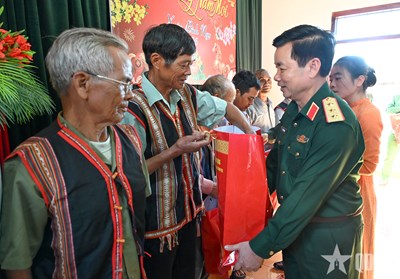 Gallery - 	Thượng tướng Đỗ Xuân Tụng kiểm tra, chúc Tết tại Gia Lai