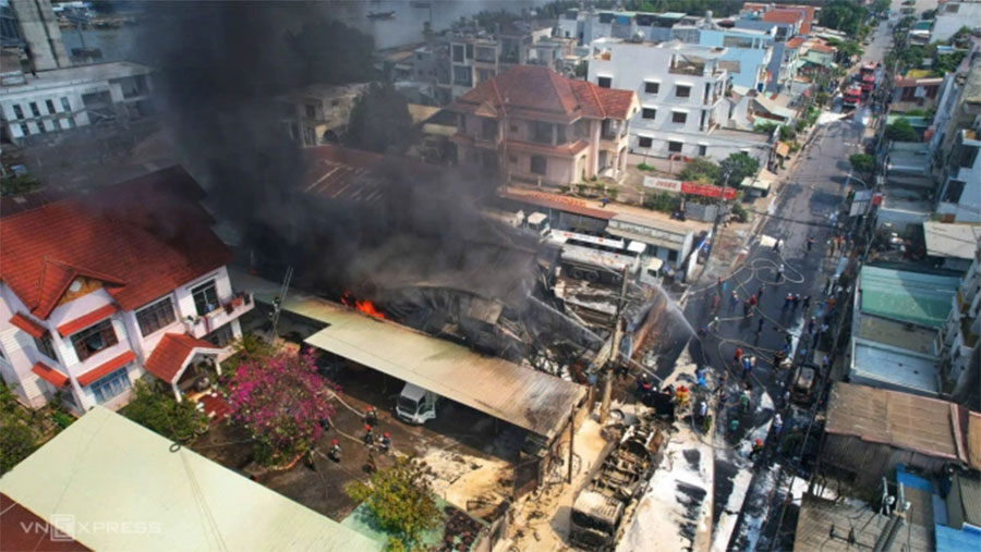 Cháy xe bồn chở xăng ở xã Nhà Bè, Thành phố Hồ Chí Minh