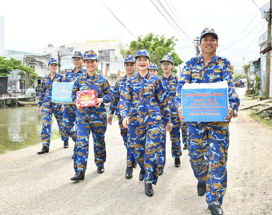 Phụ nữ Vùng 3 Hải quân thăm, tặng quà nhân dân vùng bão lũ dịp Tết Bính Ngọ 2026