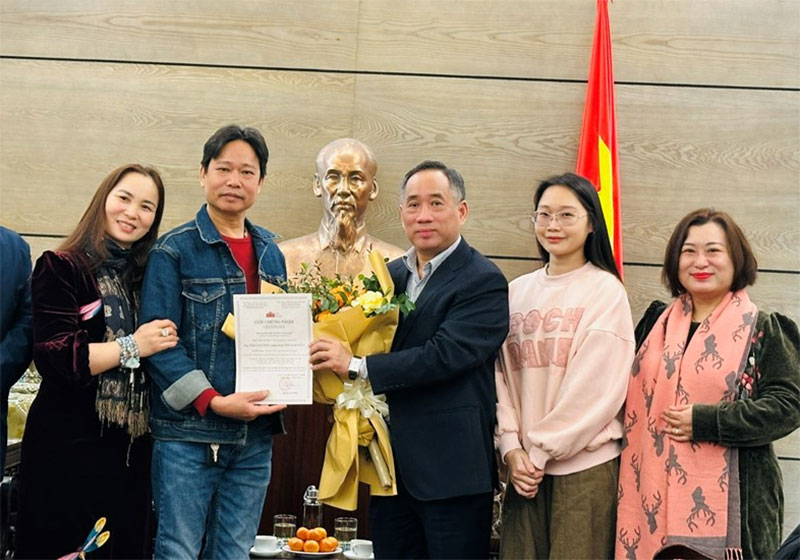 Bảo tàng Mỹ thuật Việt Nam tiếp nhận 4 tác phẩm do Nghệ nhân Ưu tú Trần Nam Tước trao tặng