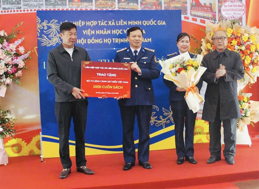 Lễ ra mắt - trao tặng cuốn sách “Họ Trịnh trong tiến trình lịch sử Việt Nam”