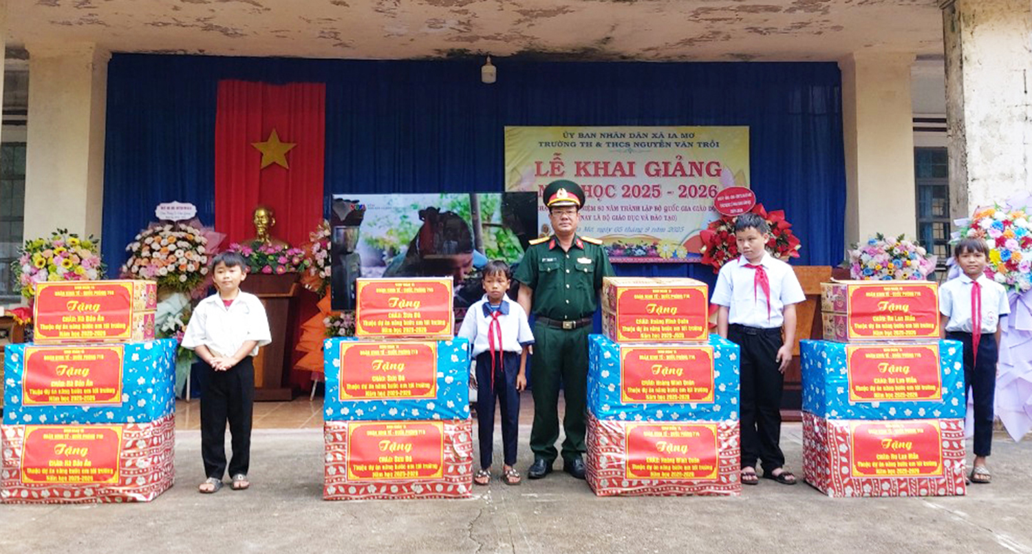 Tiếp bước học sinh có hoàn cảnh khó khăn tới trường