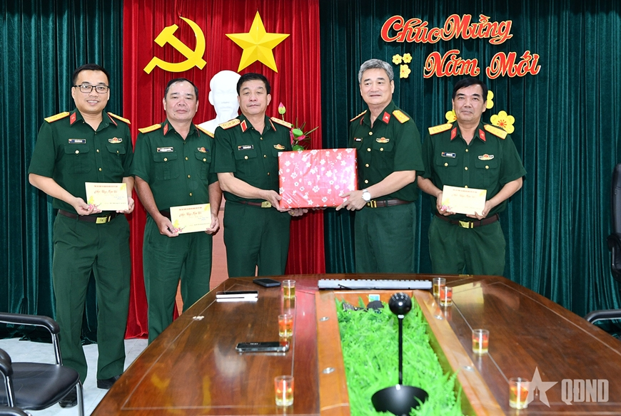 Thượng tướng Trương Thiên Tô chúc Tết đại diện các cơ quan Tổng cục Chính trị tại Cần Thơ