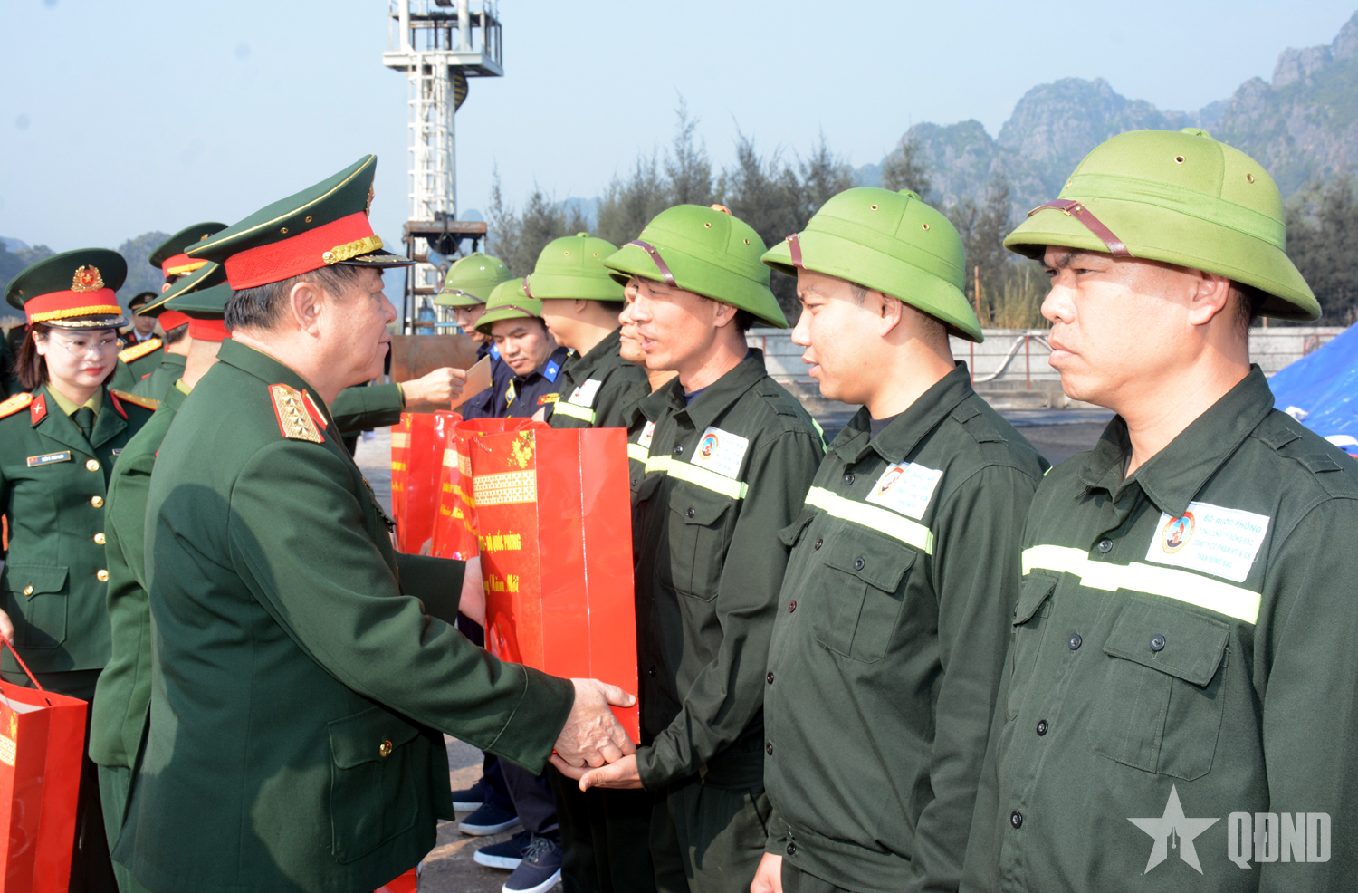 Đại tướng Nguyễn Trọng Nghĩa thăm, tặng quà người lao động một số đơn vị thuộc Binh đoàn 19