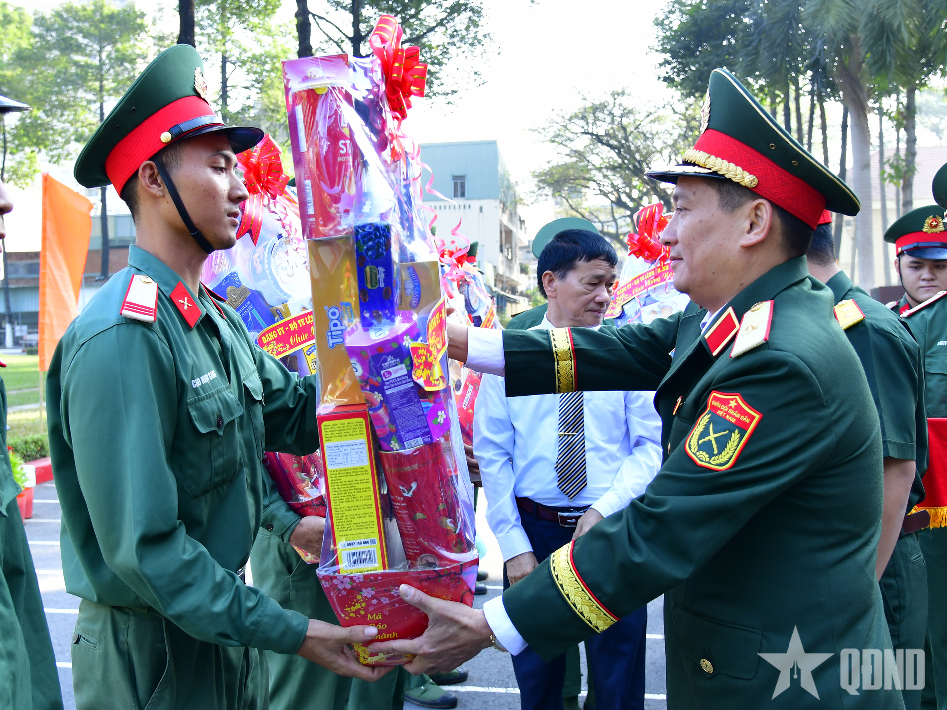 Bộ tư lệnh TP Hồ Chí Minh tiễn quân nhân hoàn thành nghĩa vụ quân sự trở về địa phương