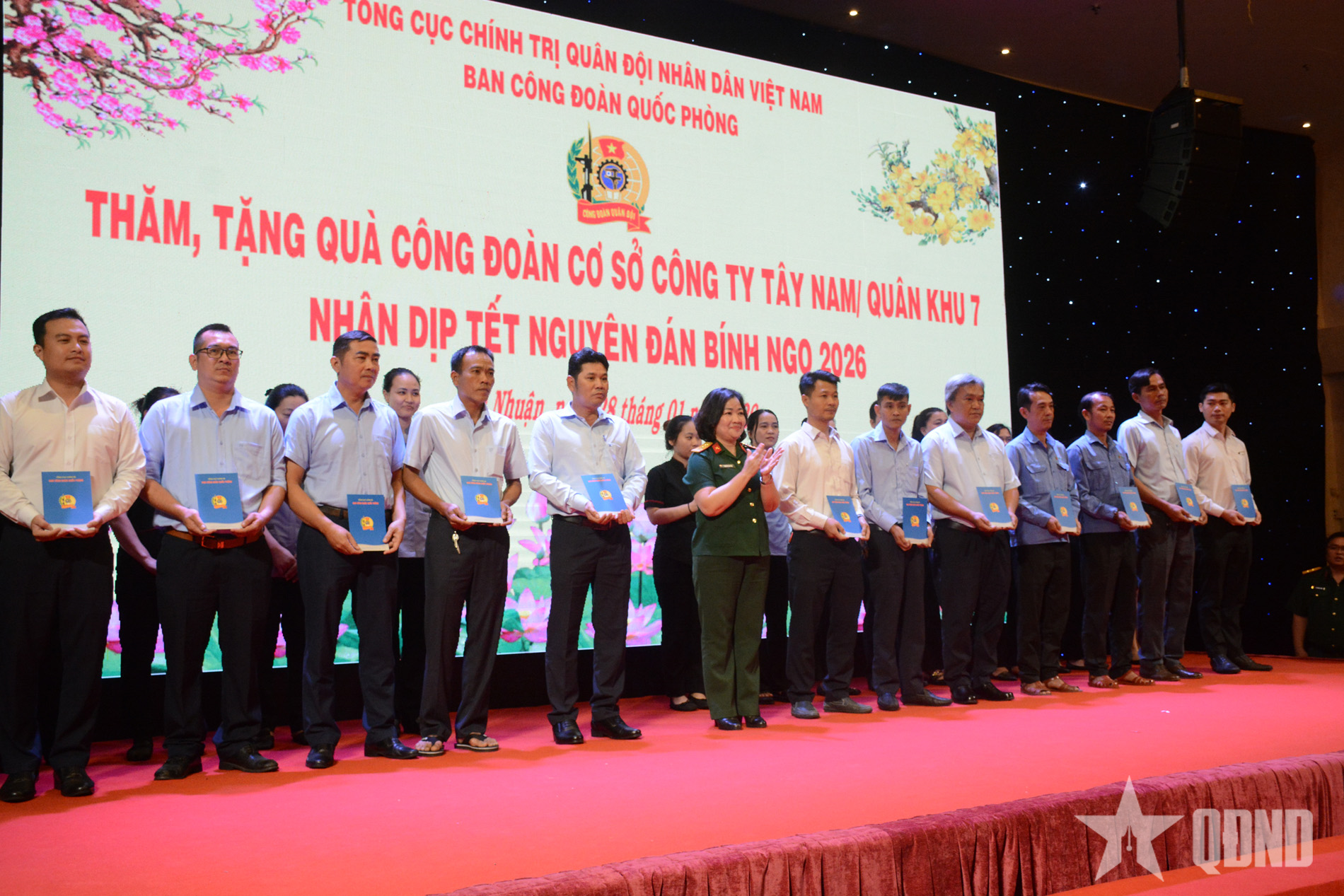 Công đoàn Quốc phòng tặng quà người lao động khó khăn tại các công ty phía Nam 