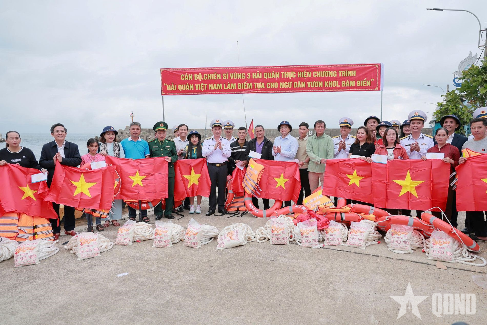 Vùng 3 Hải quân tuyên truyền chống khai thác IUU tại Cồn Cỏ và Lý Sơn