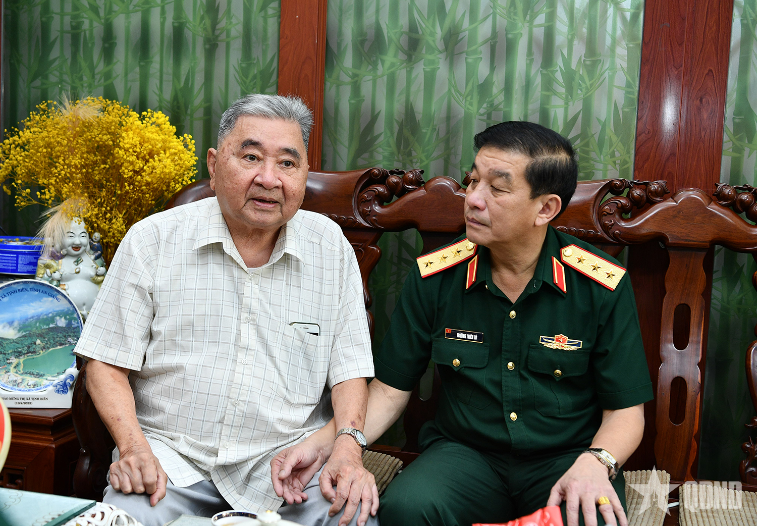 Đoàn công tác Tổng cục Chính trị thăm, tặng quà gia đình Thượng tướng Bùi Văn Huấn