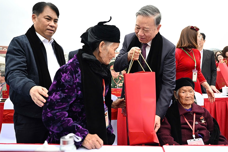 Tổng Bí thư Tô Lâm gặp mặt, nói chuyện với nhân dân các dân tộc tỉnh Cao Bằng