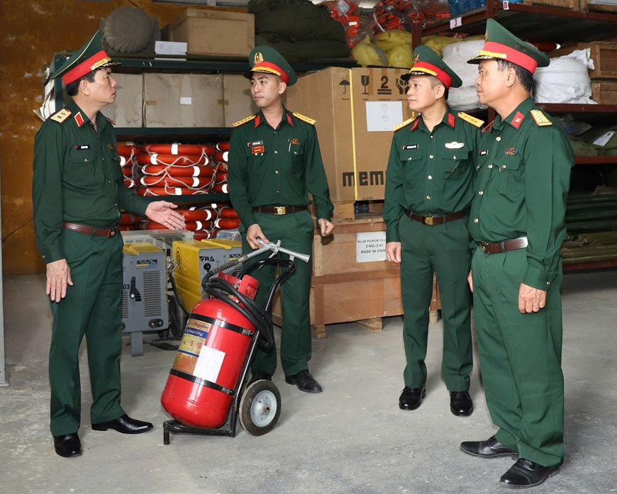 Thủ trưởng Tổng cục Hậu cần - Kỹ thuật kiểm tra sẵn sàng chiến đấu Kho J258 và K182