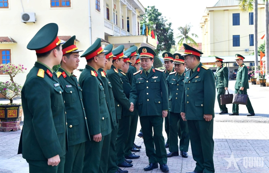 Thượng tướng Đỗ Xuân Tụng kiểm tra, chúc Tết các đơn vị tại Quân khu 4