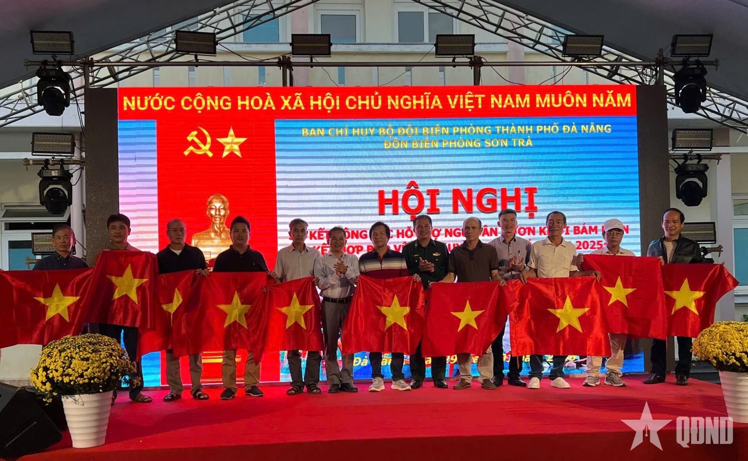 Đồn Biên phòng Sơn Trà hỗ trợ ngư dân vươn khơi kết hợp bảo vệ chủ quyền biển đảo

