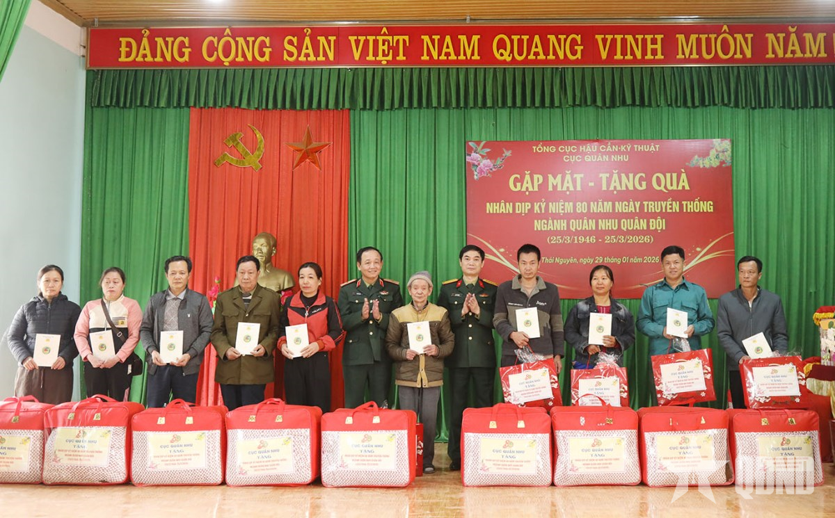 Cục Quân nhu tổ chức các hoạt động về nguồn, tặng quà nhân dân xã Vạn Phú, tỉnh Thái Nguyên

