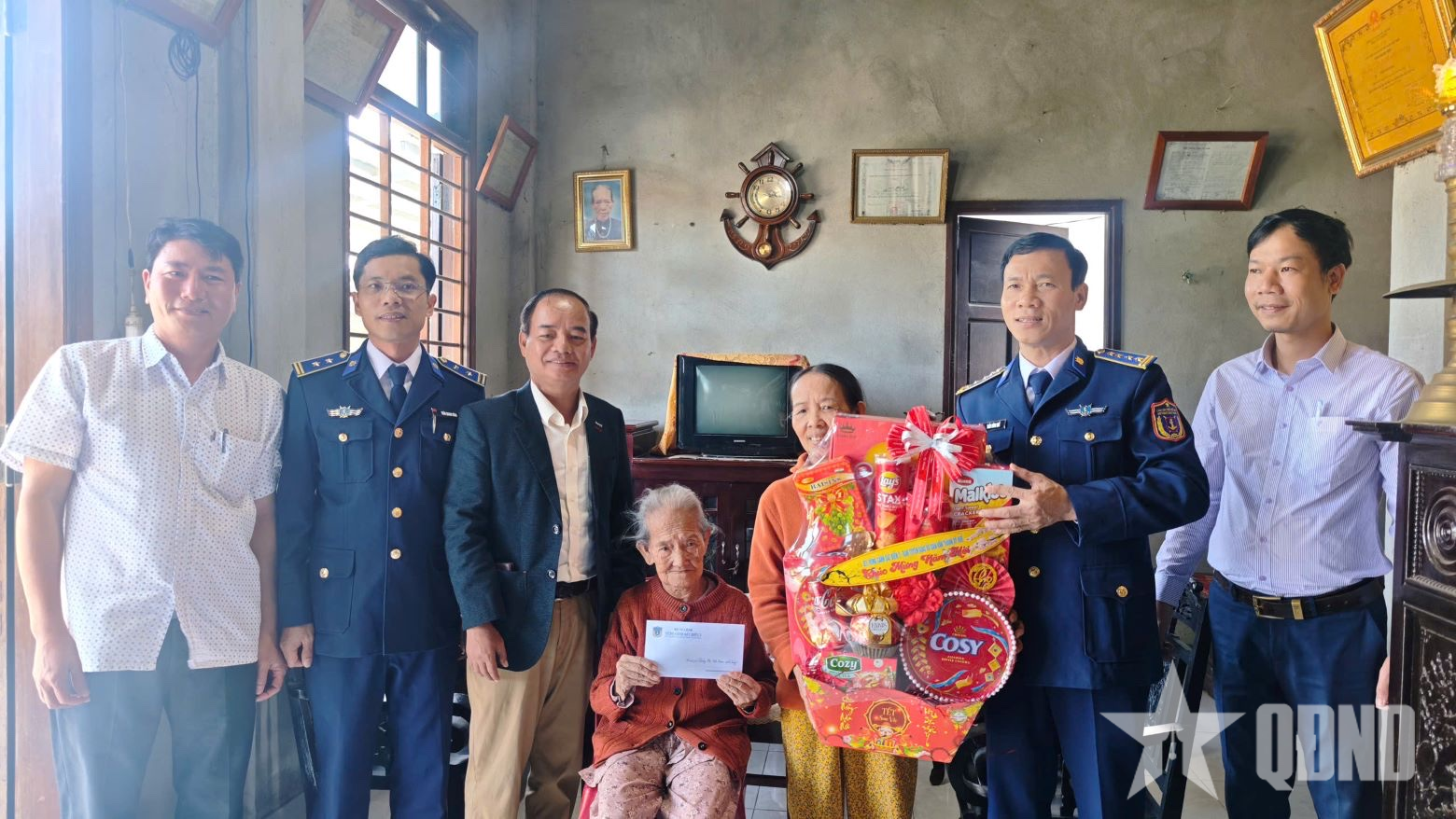 Vùng Cảnh sát biển 2 thăm, tặng quà tri ân Bà mẹ Việt Nam anh hùng tại Huế