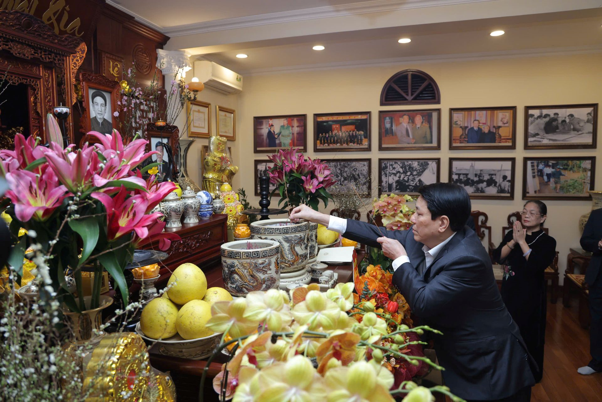 Chủ tịch nước Lương Cường thắp hương tưởng nhớ các đồng chí nguyên lãnh đạo Đảng, Nhà nước

