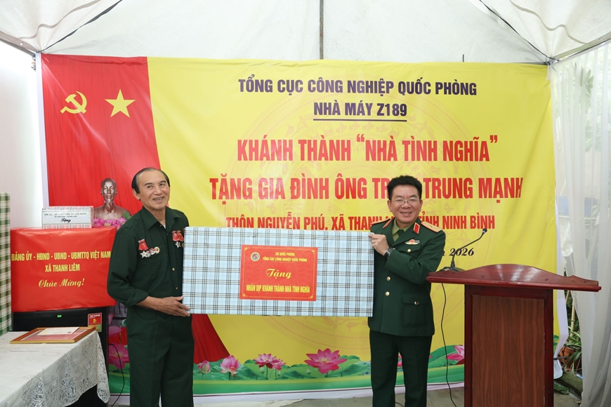 Tổng cục Công nghiệp Quốc phòng thăm, tặng quà tại Ninh Bình