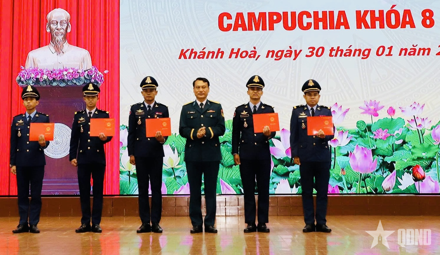 Trường Sĩ quan Không quân đào tạo học viên phi công quân sự trực thăng cho Campuchia
